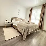아파트 Sunsuite *